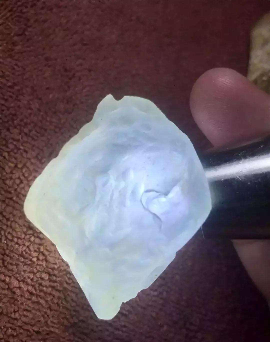 翡翠原石大马坎极品翡翠从原石到成品-第1张图片-翡翠网 翡翠原石大马坎极品翡翠从原石到成品-第1张图片-翡翠网