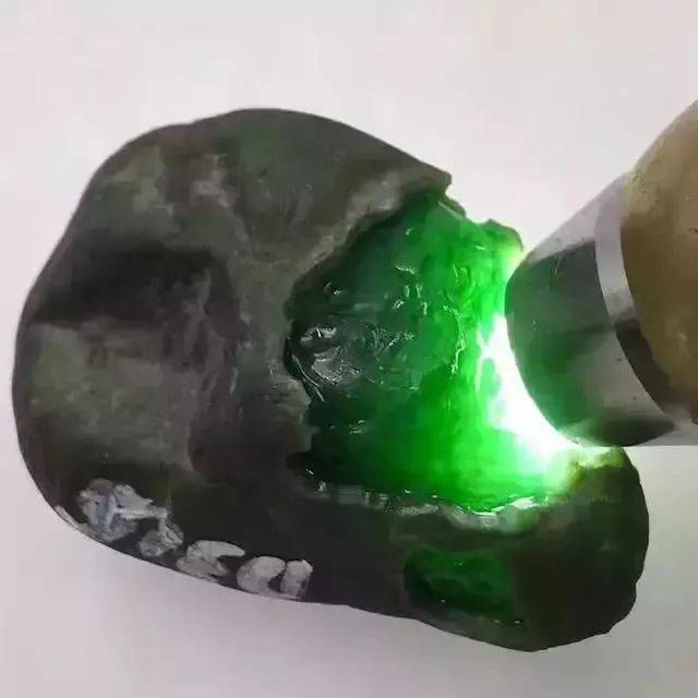 会卡翡翠赌石价格表翡翠价格-第1张图片-翡翠网 会卡翡翠赌石价格表翡翠价格-第1张图片-翡翠网