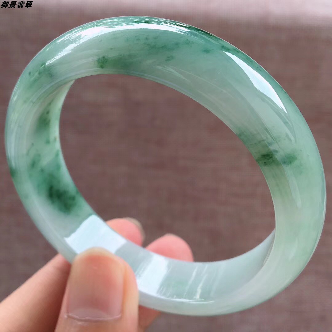 翡翠手镯胶感,翡翠手镯冰种起胶什么意思-第1张图片-翡翠网 翡翠手镯胶感,翡翠手镯冰种起胶什么意思-第1张图片-翡翠网
