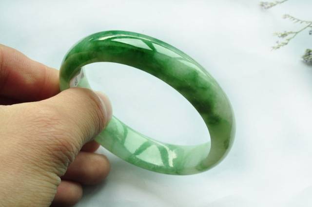 翡翠手镯怎么估价,细糯种翡翠是不是不值钱-第2张图片-翡翠网