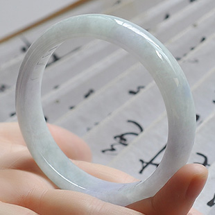 翡翠白玉手镯,和田玉和翡翠哪个贵-第1张图片-翡翠网 翡翠白玉手镯,和田玉和翡翠哪个贵-第1张图片-翡翠网