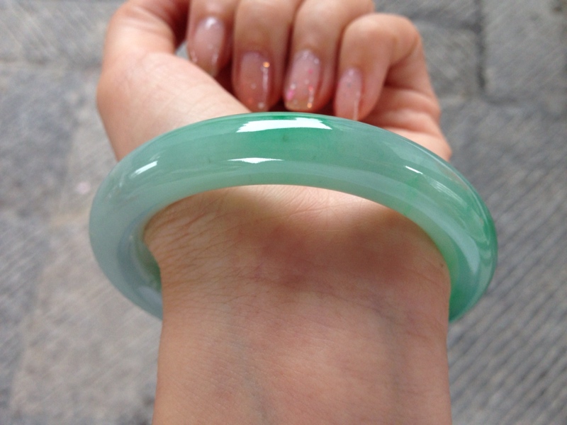 翡翠白玉手镯,和田玉和翡翠哪个贵-第2张图片-翡翠网 翡翠白玉手镯,和田玉和翡翠哪个贵-第2张图片-翡翠网