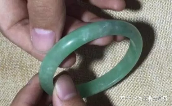 豆绿色翡翠手镯糯种满绿翡翠手镯价格-第1张图片-翡翠网 豆绿色翡翠手镯糯种满绿翡翠手镯价格-第1张图片-翡翠网