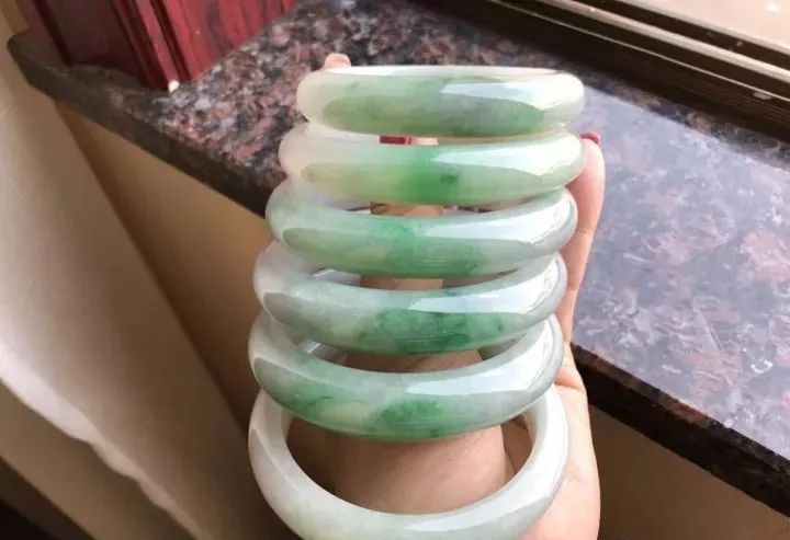 普通人怎么辨别翡翠真假直播间的翡翠为啥便宜-第1张图片-翡翠网 普通人怎么辨别翡翠真假直播间的翡翠为啥便宜-第1张图片-翡翠网