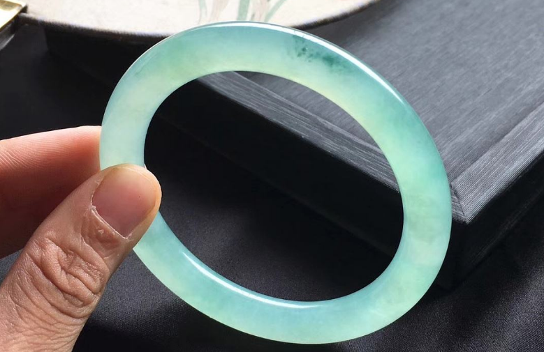 普通人怎么辨别翡翠真假直播间的翡翠为啥便宜-第2张图片-翡翠网 普通人怎么辨别翡翠真假直播间的翡翠为啥便宜-第2张图片-翡翠网