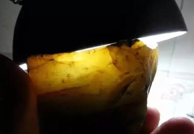 翡翠原石脱砂还是水翻砂翡翠原石皮壳详解-第2张图片-翡翠网