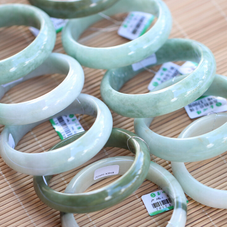 翡翠手镯利润,3千到4千的翡翠手镯是怎样的-第1张图片-翡翠网 翡翠手镯利润,3千到4千的翡翠手镯是怎样的-第1张图片-翡翠网