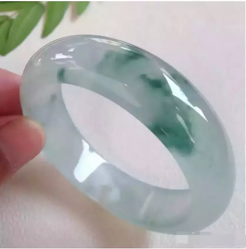 儿童带翡翠手镯容易碎吗翡翠镯子打碎了-第2张图片-翡翠网 儿童带翡翠手镯容易碎吗翡翠镯子打碎了-第2张图片-翡翠网