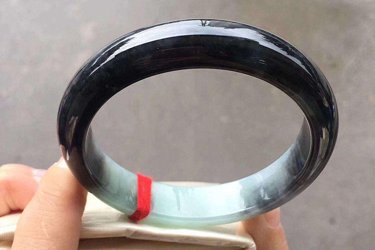 翡翠手镯的脏色翡翠有脏是怎么看-第1张图片-翡翠网