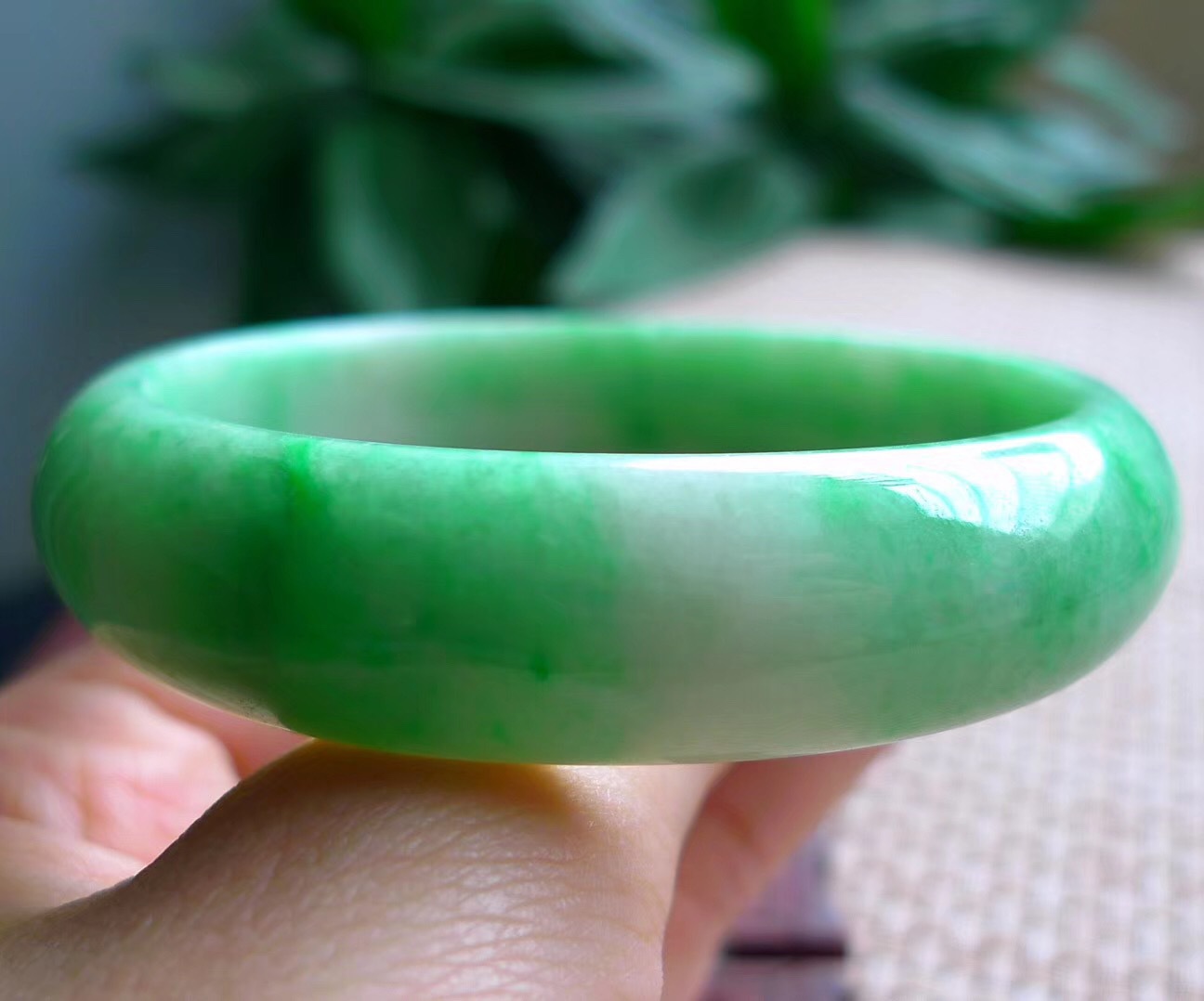 深绿色翡翠手镯值钱吗六福珠宝玉手镯价格-第1张图片-翡翠网