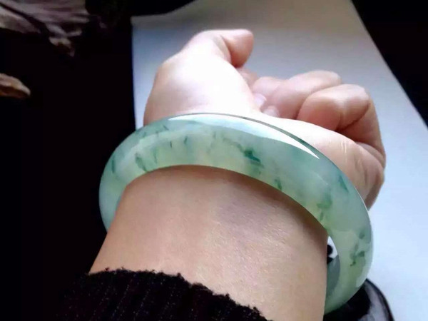 翡翠注胶和没注胶对比,翡翠手镯内径尺码表-第2张图片-翡翠网 翡翠注胶和没注胶对比,翡翠手镯内径尺码表-第2张图片-翡翠网
