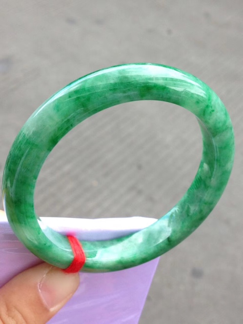 豆种翡翠手镯价格查询满绿豆种翡翠价格-第1张图片-翡翠网 豆种翡翠手镯价格查询满绿豆种翡翠价格-第1张图片-翡翠网