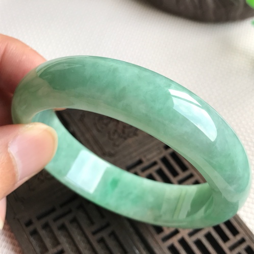 豆种翡翠手镯价格查询满绿豆种翡翠价格-第2张图片-翡翠网 豆种翡翠手镯价格查询满绿豆种翡翠价格-第2张图片-翡翠网