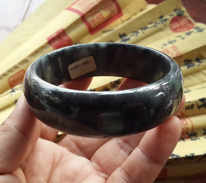 翡翠手镯里有黑色的颗粒,翡翠手镯有裂纹怎么办-第1张图片-翡翠网 翡翠手镯里有黑色的颗粒,翡翠手镯有裂纹怎么办-第1张图片-翡翠网