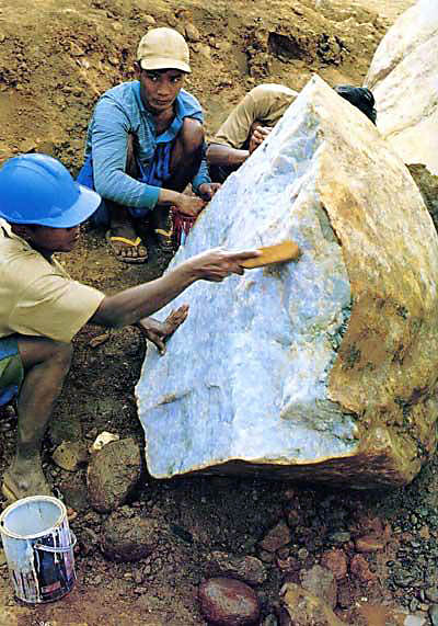 翡翠原石开矿区翡翠原石的产地-第2张图片-翡翠网 翡翠原石开矿区翡翠原石的产地-第2张图片-翡翠网