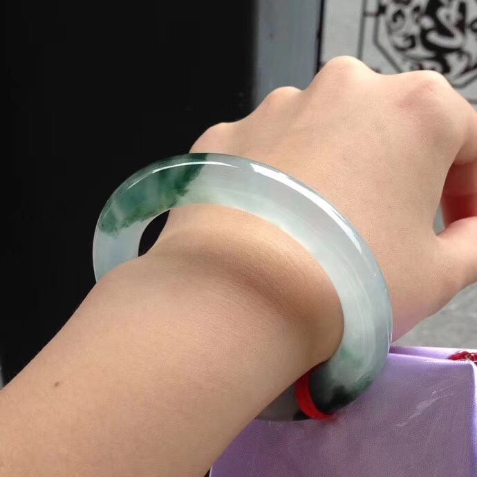 翡翠手镯怎么去掉,如何取手镯的小窍门-第1张图片-翡翠网 翡翠手镯怎么去掉,如何取手镯的小窍门-第1张图片-翡翠网