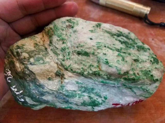 黄沙皮出什么翡翠翡翠原石木那杨梅砂皮-第2张图片-翡翠网