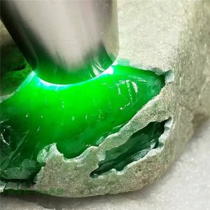 切翡翠原石,纯天然冰种翡翠原石-第2张图片-翡翠网 切翡翠原石,纯天然冰种翡翠原石-第2张图片-翡翠网