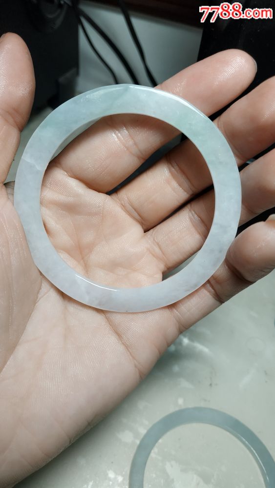 翡翠里有白色结晶颗粒翡翠手镯很薄-第1张图片-翡翠网 翡翠里有白色结晶颗粒翡翠手镯很薄-第1张图片-翡翠网