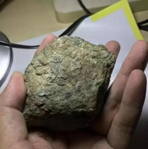 翡翠原石开窗发黑翡翠原石-第1张图片-翡翠网 翡翠原石开窗发黑翡翠原石-第1张图片-翡翠网