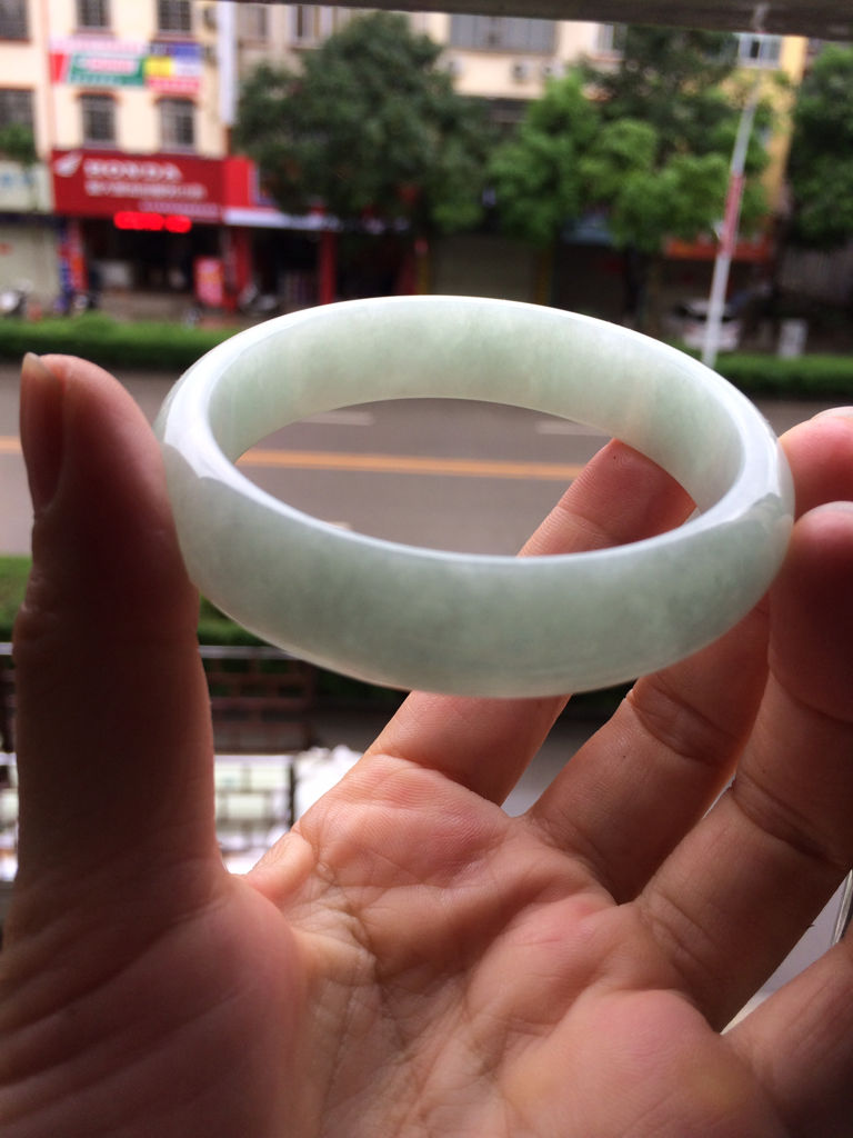 翡翠手镯里面的数字怎么养翡翠镯子-第1张图片-翡翠网 翡翠手镯里面的数字怎么养翡翠镯子-第1张图片-翡翠网