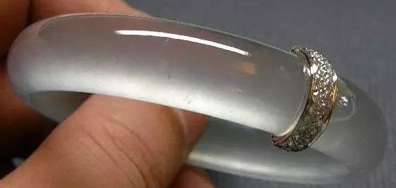 翡翠手镯里面的数字怎么养翡翠镯子-第2张图片-翡翠网 翡翠手镯里面的数字怎么养翡翠镯子-第2张图片-翡翠网