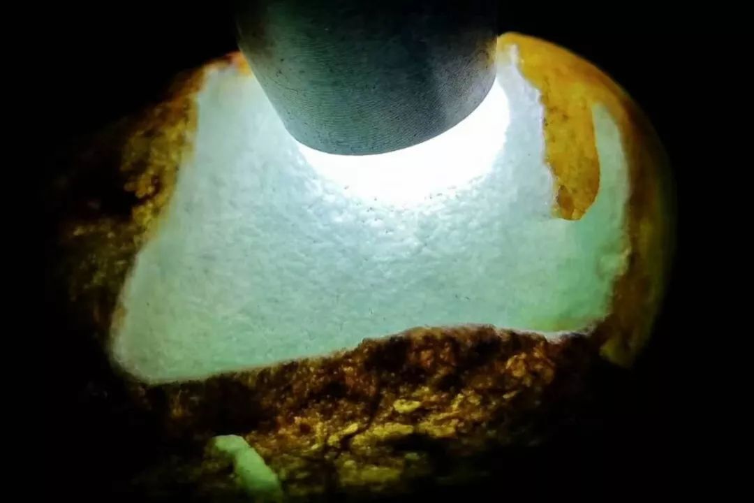 大马坎水石是翡翠吗,大马坎翡翠原石-第2张图片-翡翠网 大马坎水石是翡翠吗,大马坎翡翠原石-第2张图片-翡翠网