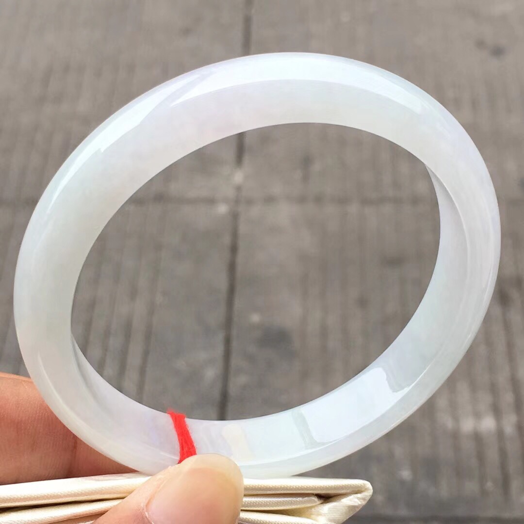 翡翠手镯的缘分翡翠手镯在光下看到蓝光-第1张图片-翡翠网 翡翠手镯的缘分翡翠手镯在光下看到蓝光-第1张图片-翡翠网