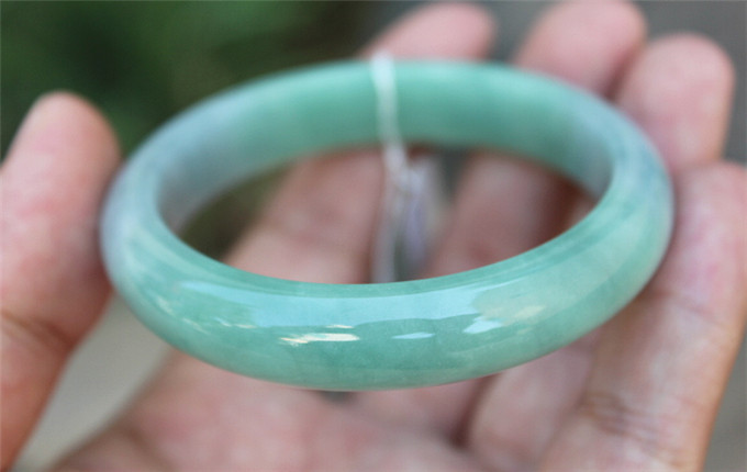 翡翠手镯的缘分翡翠手镯在光下看到蓝光-第2张图片-翡翠网 翡翠手镯的缘分翡翠手镯在光下看到蓝光-第2张图片-翡翠网