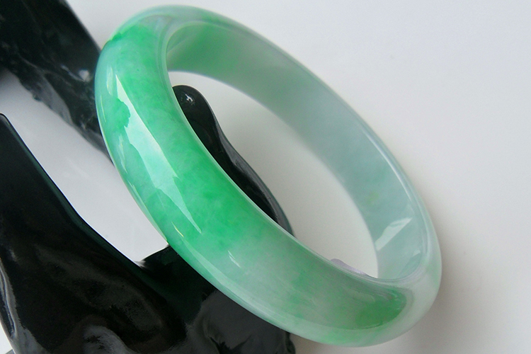 翡翠在市场价多少钱一克,翡翠a货手镯价格-第2张图片-翡翠网 翡翠在市场价多少钱一克,翡翠a货手镯价格-第2张图片-翡翠网