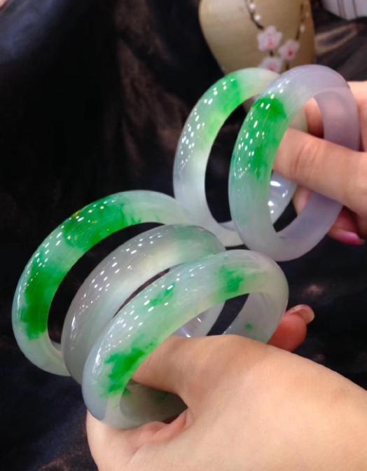 天然翡翠手镯的鉴别,人工合成翡翠手镯图片-第1张图片-翡翠网 天然翡翠手镯的鉴别,人工合成翡翠手镯图片-第1张图片-翡翠网