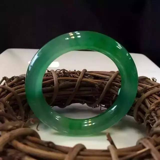 翡翠哪个牌子最好最纯翡翠手镯在哪买好-第1张图片-翡翠网 翡翠哪个牌子最好最纯翡翠手镯在哪买好-第1张图片-翡翠网