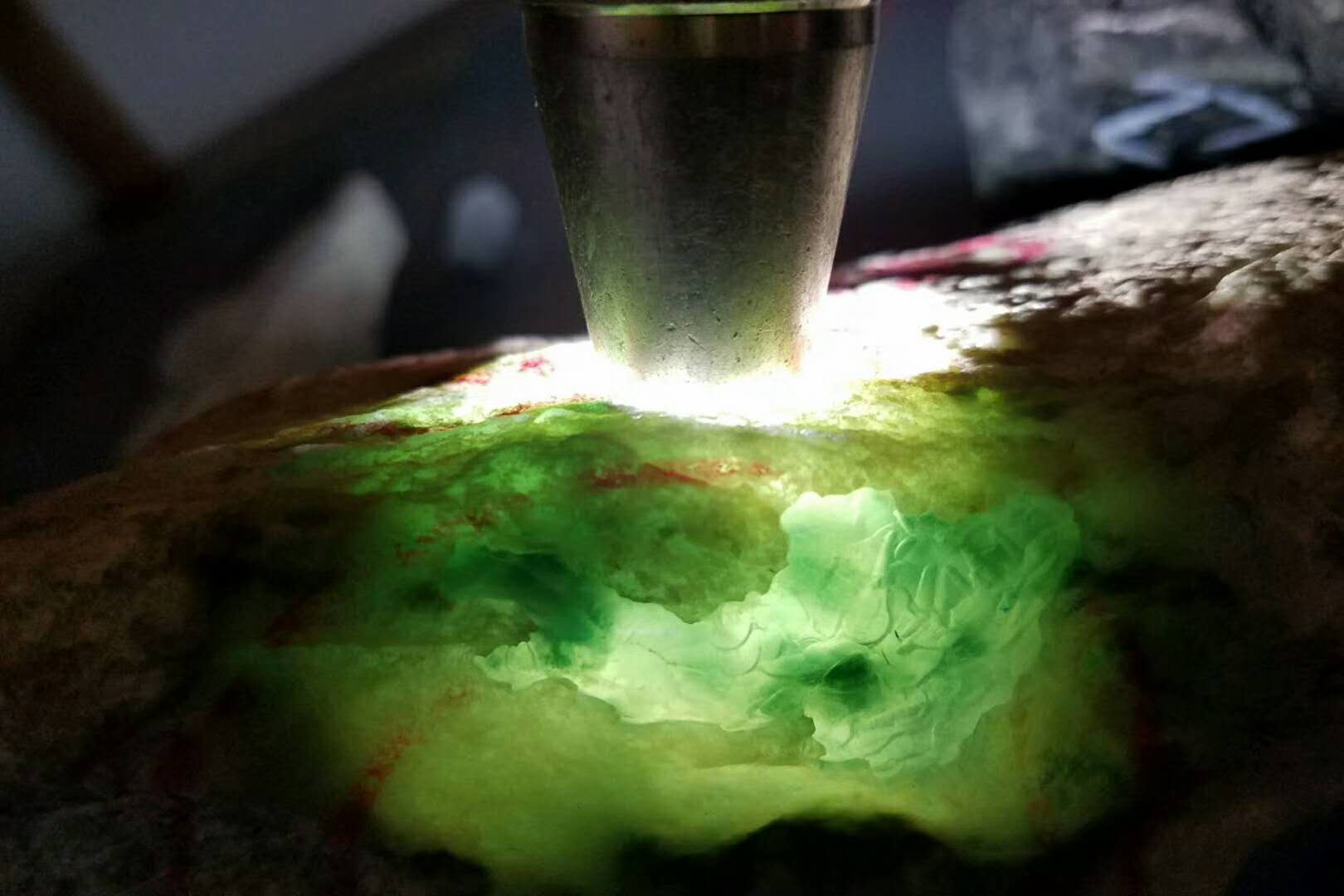 翡翠原石高冰种冰种翡翠原石切开图片-第1张图片-翡翠网 翡翠原石高冰种冰种翡翠原石切开图片-第1张图片-翡翠网