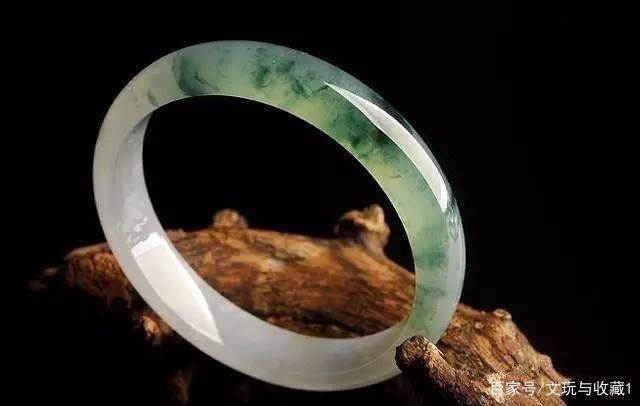 翡翠原石一直泡水里会咋样,砖头料的翡翠手镯啥样-第1张图片-翡翠网