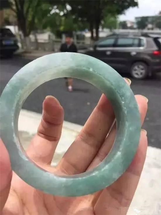翡翠原石一直泡水里会咋样,砖头料的翡翠手镯啥样-第2张图片-翡翠网
