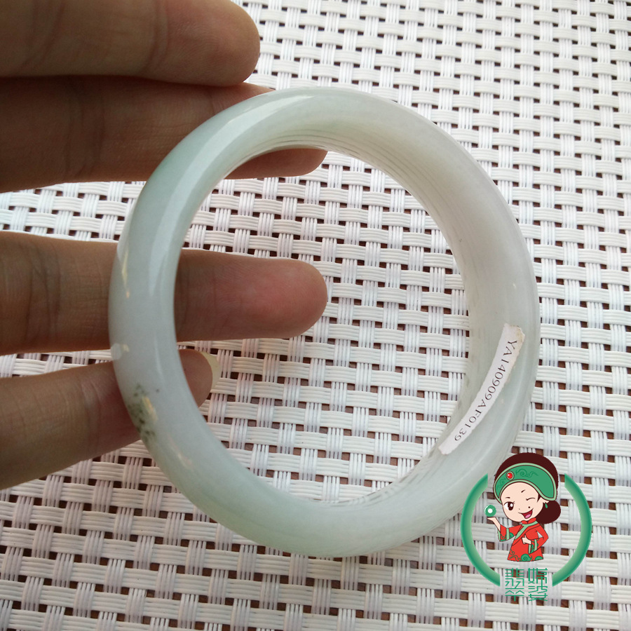 翡翠手镯表面有麻点小坑,翡翠手镯有沙眼扣手-第2张图片-翡翠网