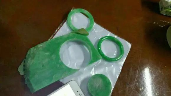 满色翡翠原石到成品起货过程,翡翠原石哪里好-第1张图片-翡翠网 满色翡翠原石到成品起货过程,翡翠原石哪里好-第1张图片-翡翠网