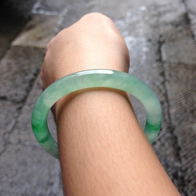 天然翡翠贵妃手镯翡翠手镯有裂纹怎么办-第1张图片-翡翠网 天然翡翠贵妃手镯翡翠手镯有裂纹怎么办-第1张图片-翡翠网