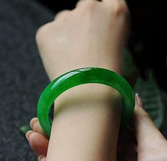 翡翠手镯戴右手的视频,左手戴玉镯右手戴金手镯好吗-第1张图片-翡翠网 翡翠手镯戴右手的视频,左手戴玉镯右手戴金手镯好吗-第1张图片-翡翠网