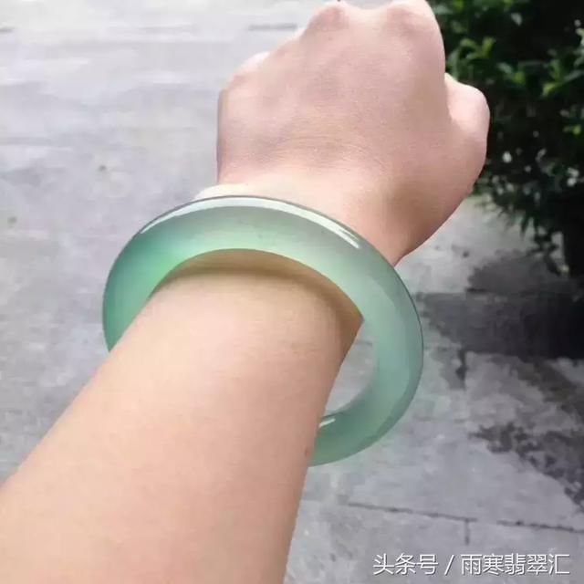 翡翠手镯戴右手的视频,左手戴玉镯右手戴金手镯好吗-第2张图片-翡翠网 翡翠手镯戴右手的视频,左手戴玉镯右手戴金手镯好吗-第2张图片-翡翠网