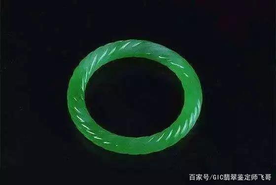 石头和翡翠手镯哪个更值钱,翡翠手镯有裂纹怎么办-第1张图片-翡翠网 石头和翡翠手镯哪个更值钱,翡翠手镯有裂纹怎么办-第1张图片-翡翠网