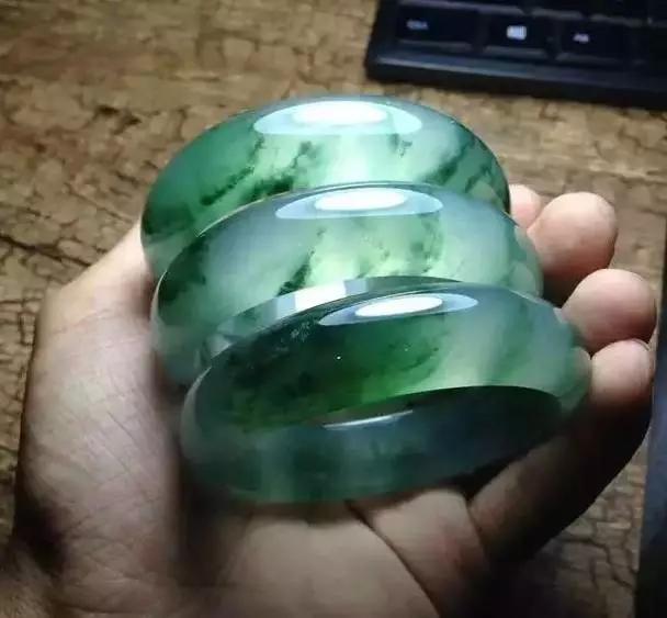 石头和翡翠手镯哪个更值钱,翡翠手镯有裂纹怎么办-第2张图片-翡翠网 石头和翡翠手镯哪个更值钱,翡翠手镯有裂纹怎么办-第2张图片-翡翠网