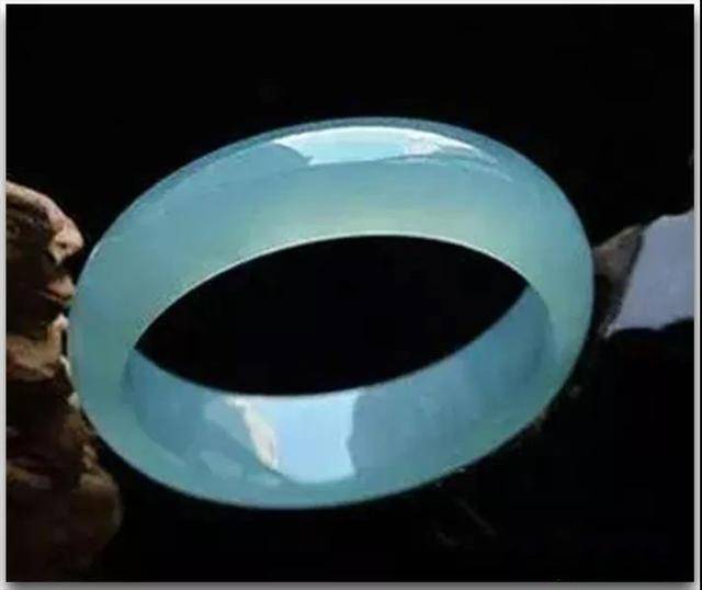 蓝水翡翠 价格老蓝水翡翠值钱吗-第1张图片-翡翠网 蓝水翡翠 价格老蓝水翡翠值钱吗-第1张图片-翡翠网