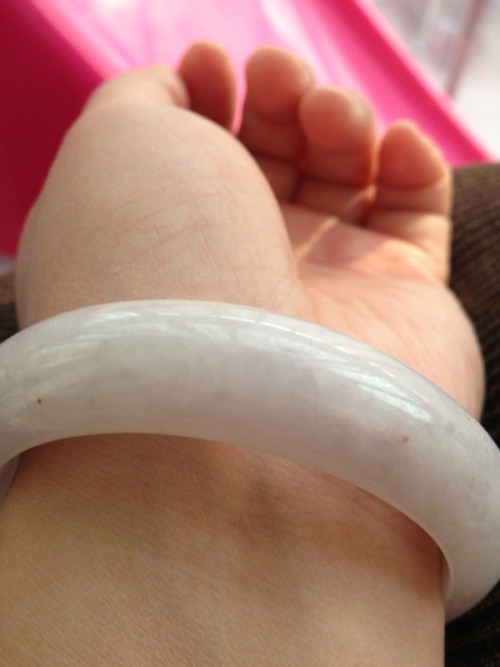 翡翠手镯腐蚀铁锈点,玉手镯有铁锈痕迹-第1张图片-翡翠网