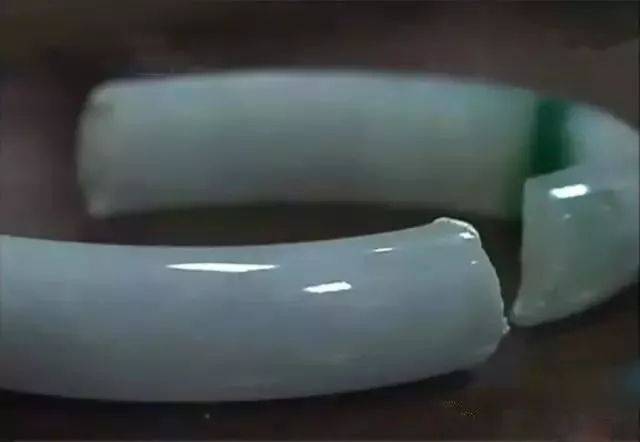 翡翠手镯断翡翠手镯断了代表什么-第1张图片-翡翠网 翡翠手镯断翡翠手镯断了代表什么-第1张图片-翡翠网