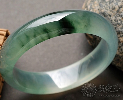 翡翠手镯 辨别鉴定 翡翠-第1张图片-翡翠网 翡翠手镯 辨别鉴定 翡翠-第1张图片-翡翠网