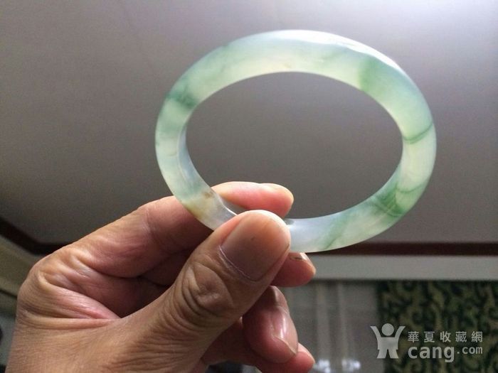 天然翡翠冰种飘绿花手镯白底飘阳绿翡翠手镯多少钱-第2张图片-翡翠网 天然翡翠冰种飘绿花手镯白底飘阳绿翡翠手镯多少钱-第2张图片-翡翠网