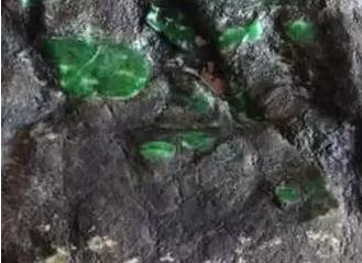 翡翠原石裂多做什么生意好翡翠原石有什么用-第2张图片-翡翠网 翡翠原石裂多做什么生意好翡翠原石有什么用-第2张图片-翡翠网