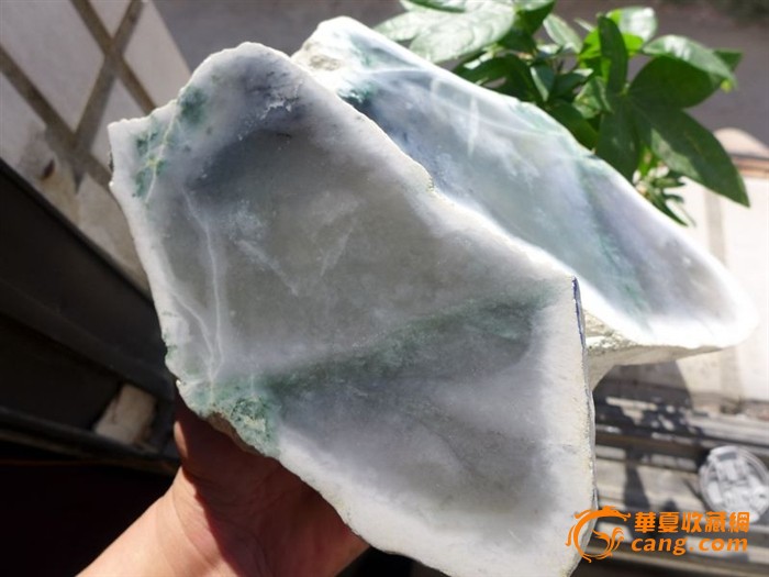 翡翠原石外壳有纯白色的吗,白色糯种翡翠好不好-第2张图片-翡翠网