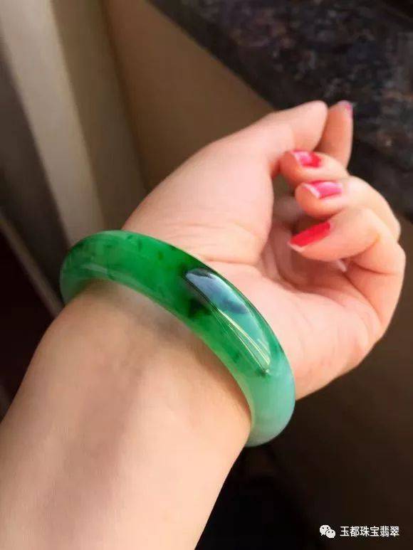 永恒手镯翡翠,翡翠手镯有裂纹怎么办-第1张图片-翡翠网 永恒手镯翡翠,翡翠手镯有裂纹怎么办-第1张图片-翡翠网